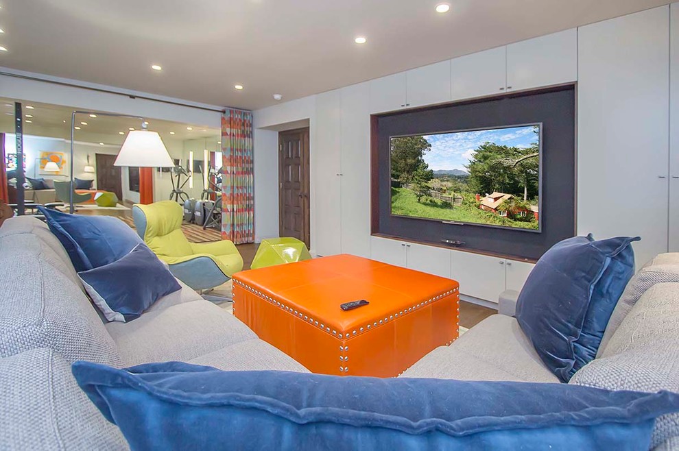 Foto di un soggiorno moderno di medie dimensioni e chiuso con sala formale, pareti bianche, pavimento in legno massello medio, parete attrezzata e pavimento marrone