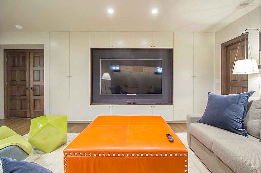 Idee per un soggiorno moderno di medie dimensioni e chiuso con sala formale, pavimento in legno massello medio, parete attrezzata, pareti bianche e pavimento marrone