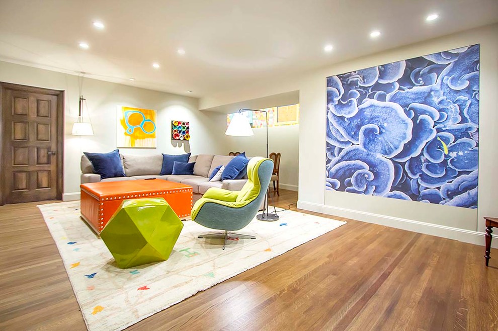 Esempio di un soggiorno minimalista di medie dimensioni e chiuso con sala formale, pareti bianche, pavimento in legno massello medio, parete attrezzata e pavimento marrone