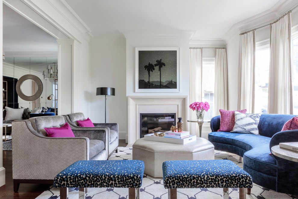 Immagine di un soggiorno tradizionale con sala formale, pareti bianche, parquet scuro, camino classico, pavimento marrone e tappeto