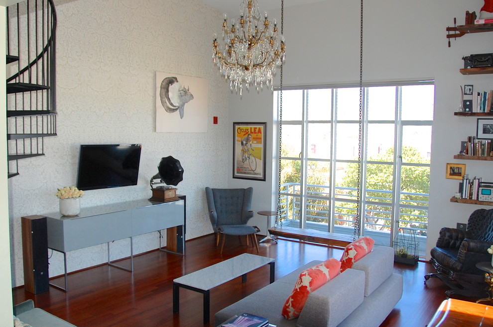 Mittelgroßes Modernes Wohnzimmer ohne Kamin, im Loft-Stil mit braunem Holzboden und TV-Wand in San Francisco