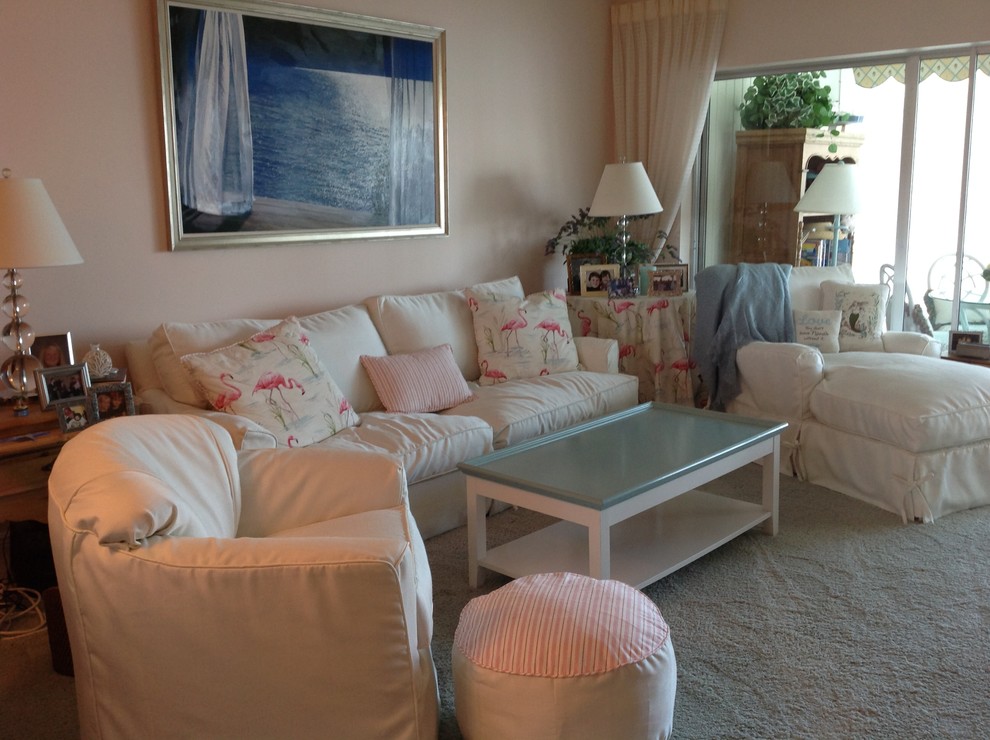 Mittelgroßes, Abgetrenntes Maritimes Wohnzimmer ohne Kamin mit Teppichboden und beiger Wandfarbe in Tampa