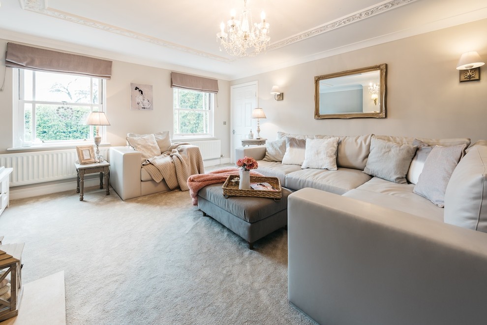 Shabby-Look Wohnzimmer mit Teppichboden, Kaminofen, Kaminumrandung aus Stein und grauer Wandfarbe in Cambridgeshire