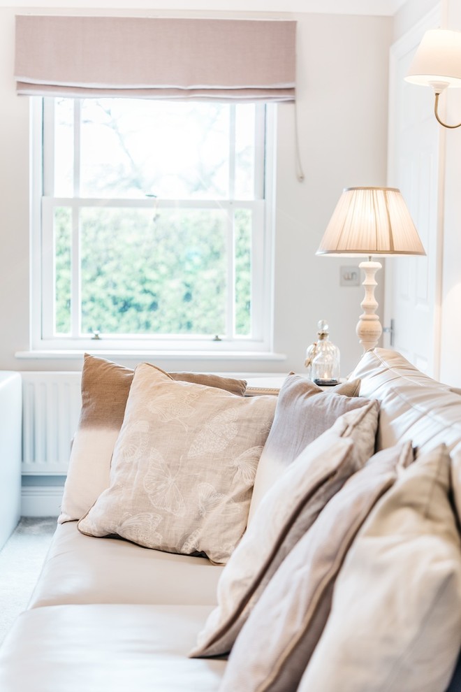 Источник вдохновения для домашнего уюта: гостиная комната в стиле шебби-шик с серыми стенами, ковровым покрытием и печью-буржуйкой