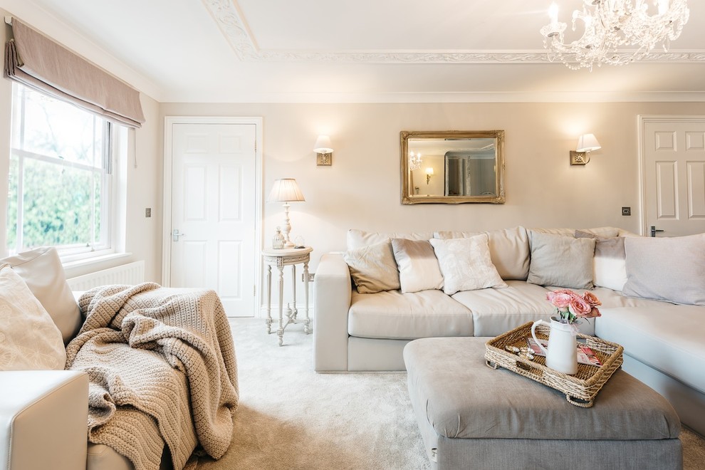 Immagine di un soggiorno classico chiuso con moquette e pareti beige