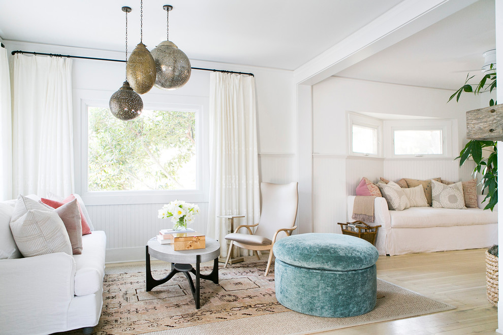 Immagine di un soggiorno classico aperto con pareti bianche, parquet chiaro, nessun camino e pavimento beige