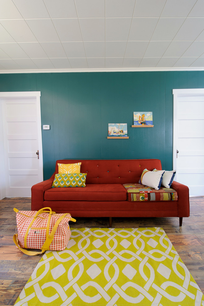 Идея дизайна: гостиная комната в стиле фьюжн с синими стенами