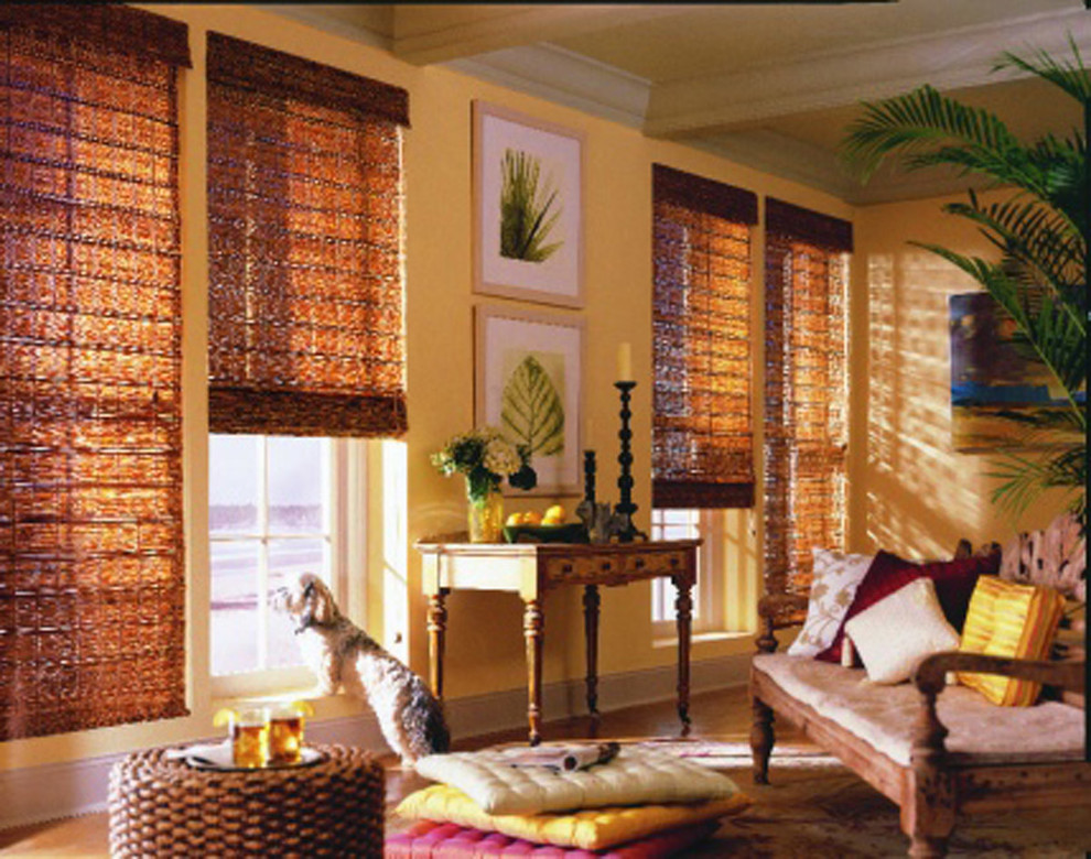 Imagen de biblioteca en casa abierta clásica de tamaño medio sin chimenea y televisor con paredes amarillas y suelo de madera en tonos medios