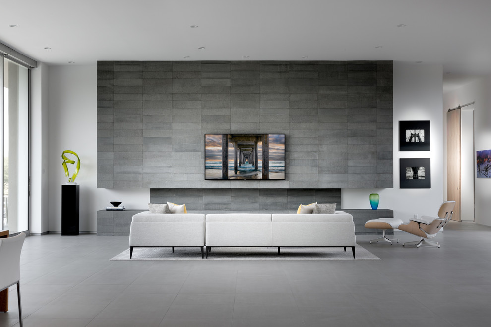 Свежая идея для дизайна: огромная открытая гостиная комната в стиле модернизм с белыми стенами и фасадом камина из камня - отличное фото интерьера