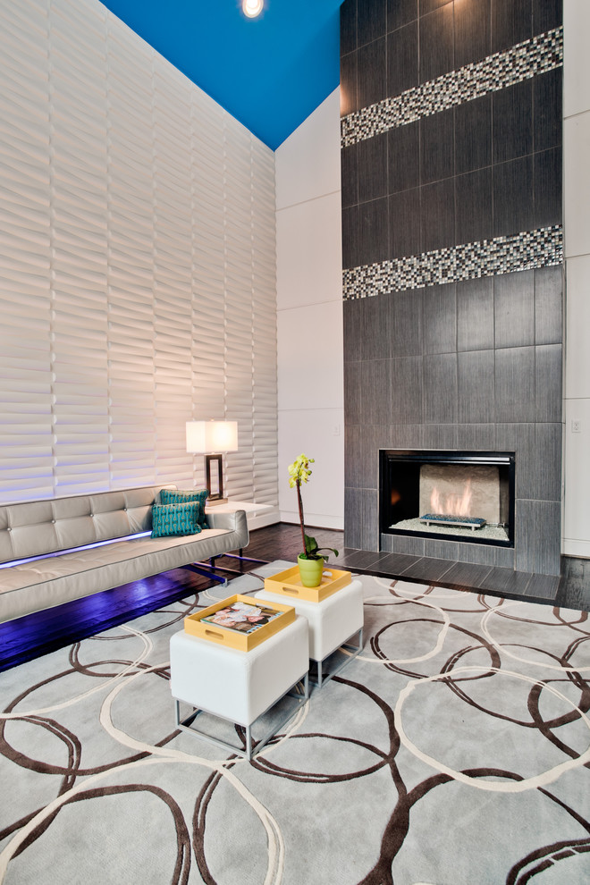 Идея дизайна: гостиная комната в современном стиле с белыми стенами, стандартным камином и акцентной стеной