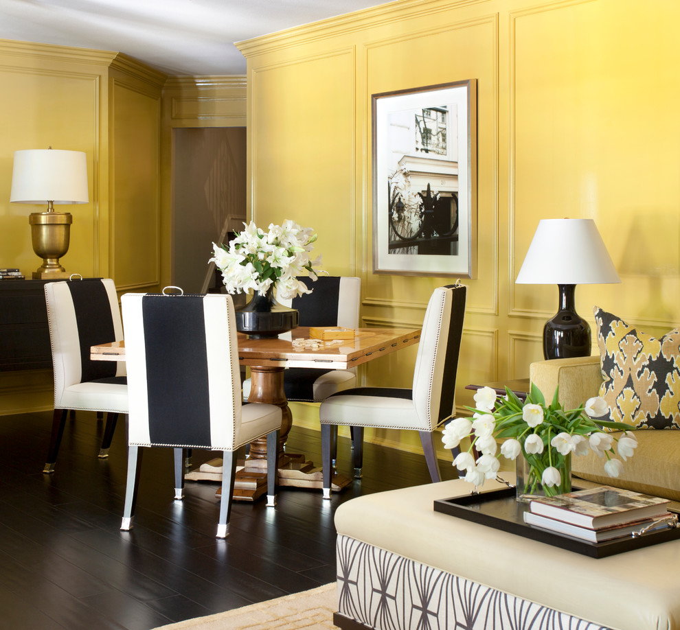 リトルロックにある高級な広いトランジショナルスタイルのおしゃれな独立型リビング (黄色い壁、暖炉なし、テレビなし、濃色無垢フローリング、黒いソファ) の写真