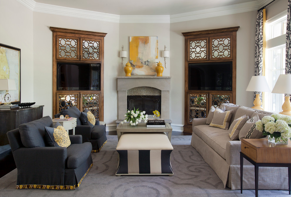 Immagine di un grande soggiorno classico chiuso con pareti beige, camino classico, parete attrezzata e parquet scuro