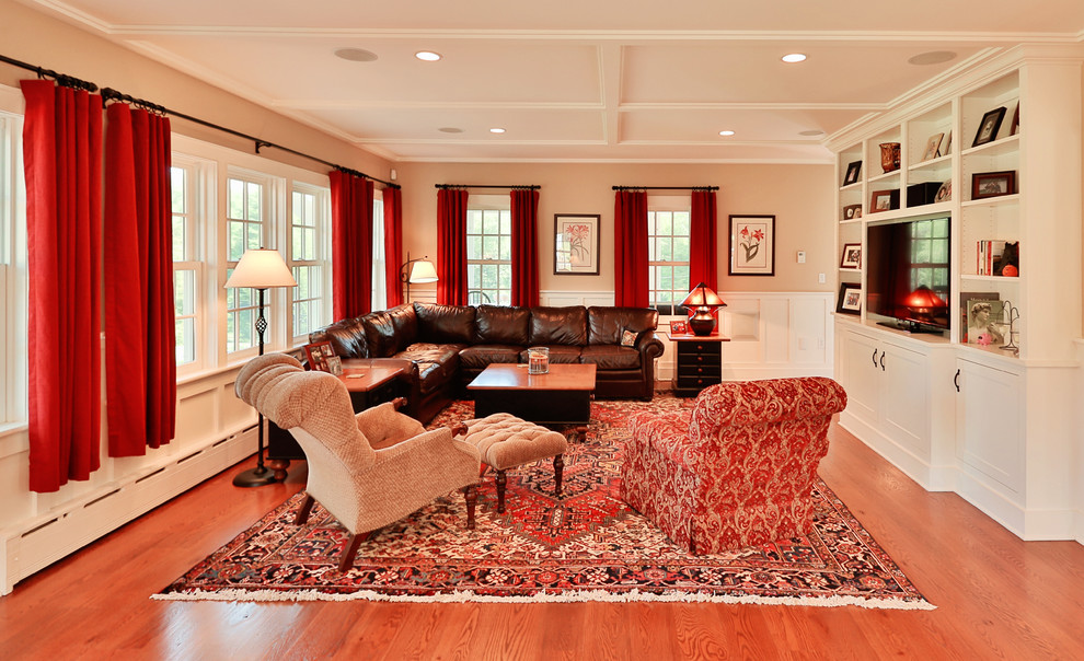 Esempio di un soggiorno classico con pareti beige, pavimento in legno massello medio, parete attrezzata e sala formale