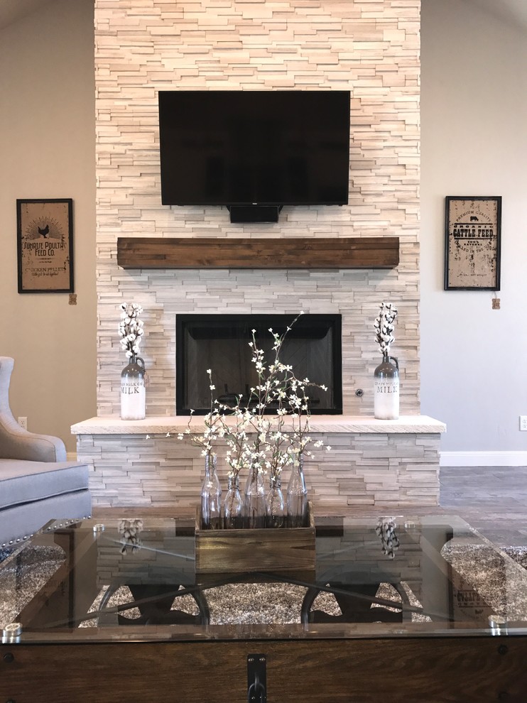 ダラスにある高級な広いカントリー風のおしゃれなLDK (グレーの壁、磁器タイルの床、標準型暖炉、石材の暖炉まわり、壁掛け型テレビ、マルチカラーの床) の写真