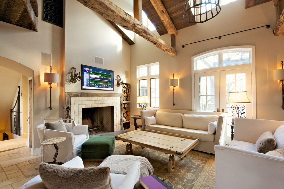 Cette photo montre un salon nature ouvert avec une salle de réception, un mur beige, une cheminée standard et un téléviseur fixé au mur.