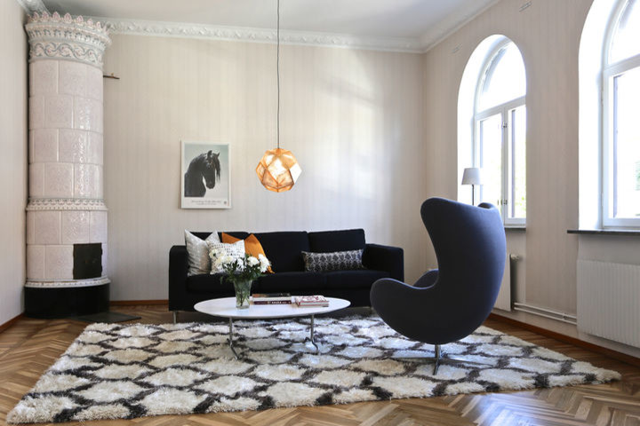 Réalisation d'un salon minimaliste de taille moyenne et ouvert avec une salle de réception, un mur blanc, un sol en bois brun, une cheminée d'angle et un manteau de cheminée en métal.