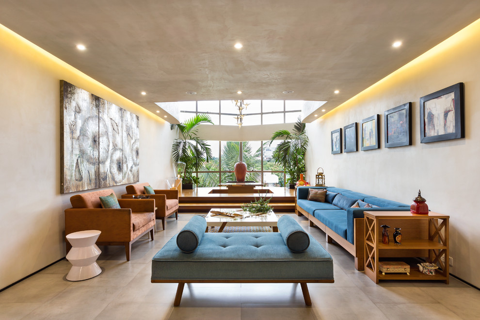 Repräsentatives Modernes Wohnzimmer ohne Kamin mit beiger Wandfarbe in Bangalore
