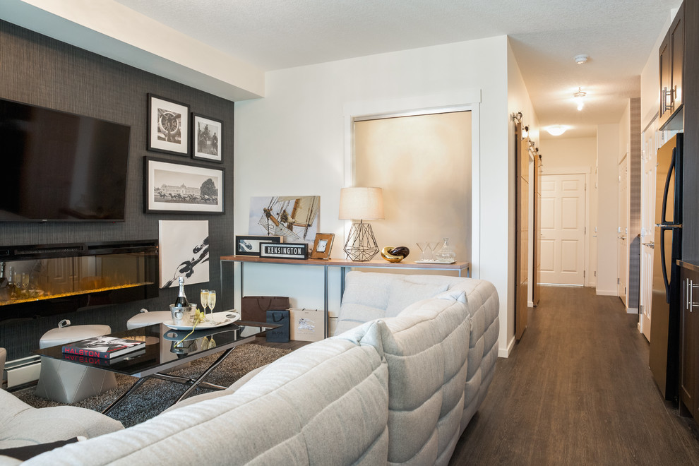 Offenes, Mittelgroßes Modernes Wohnzimmer mit Hausbar, Vinylboden, Hängekamin, Kaminumrandung aus Metall, TV-Wand und brauner Wandfarbe in Calgary