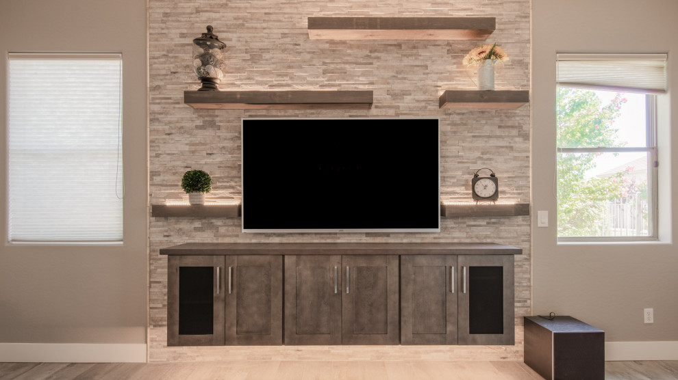 Cette image montre un salon mansardé ou avec mezzanine minimaliste de taille moyenne avec un mur beige, parquet clair, un téléviseur fixé au mur et un sol beige.