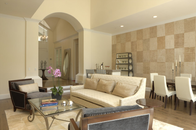Exemple d'un grand salon tendance avec un bar de salon, un mur beige, parquet clair, une cheminée standard et un manteau de cheminée en pierre.