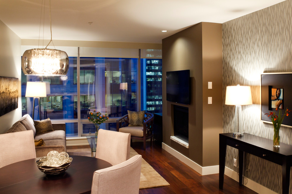 Пример оригинального дизайна: маленькая открытая гостиная комната в современном стиле с коричневыми стенами, паркетным полом среднего тона, стандартным камином и телевизором на стене для на участке и в саду