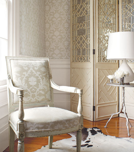 Ispirazione per un soggiorno contemporaneo di medie dimensioni e aperto con pareti bianche, parquet chiaro e pavimento beige