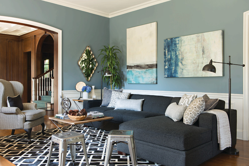Imagen de salón cerrado clásico renovado de tamaño medio sin chimenea y televisor con paredes azules y suelo de madera en tonos medios