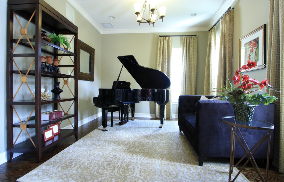 Свежая идея для дизайна: изолированная гостиная комната в современном стиле с музыкальной комнатой, бежевыми стенами, темным паркетным полом и синим диваном без камина, телевизора - отличное фото интерьера