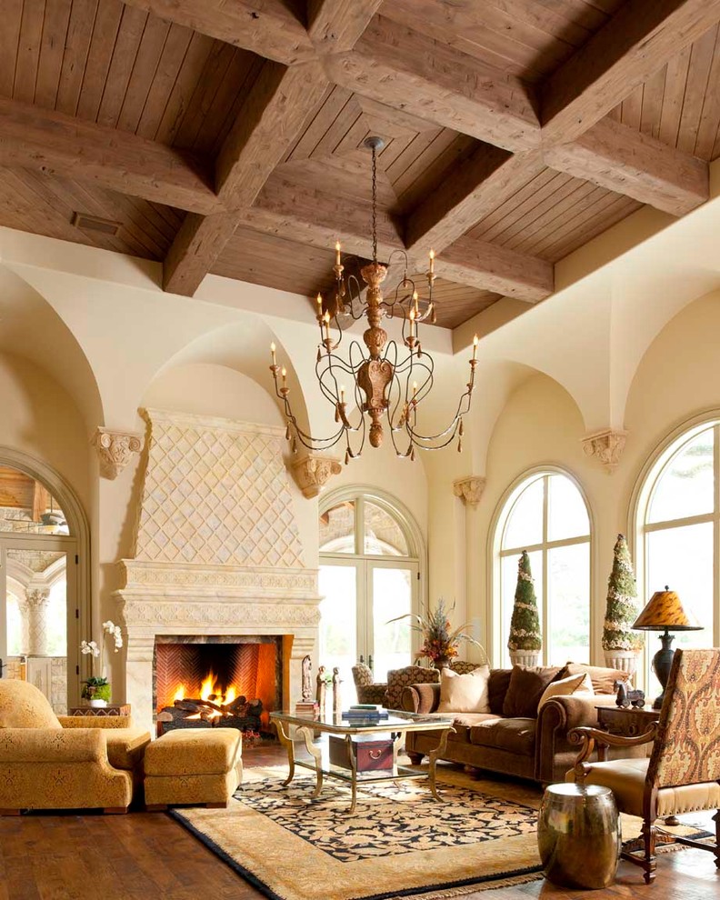 Diseño de salón para visitas mediterráneo extra grande sin televisor con paredes blancas, suelo de madera en tonos medios, todas las chimeneas y marco de chimenea de piedra
