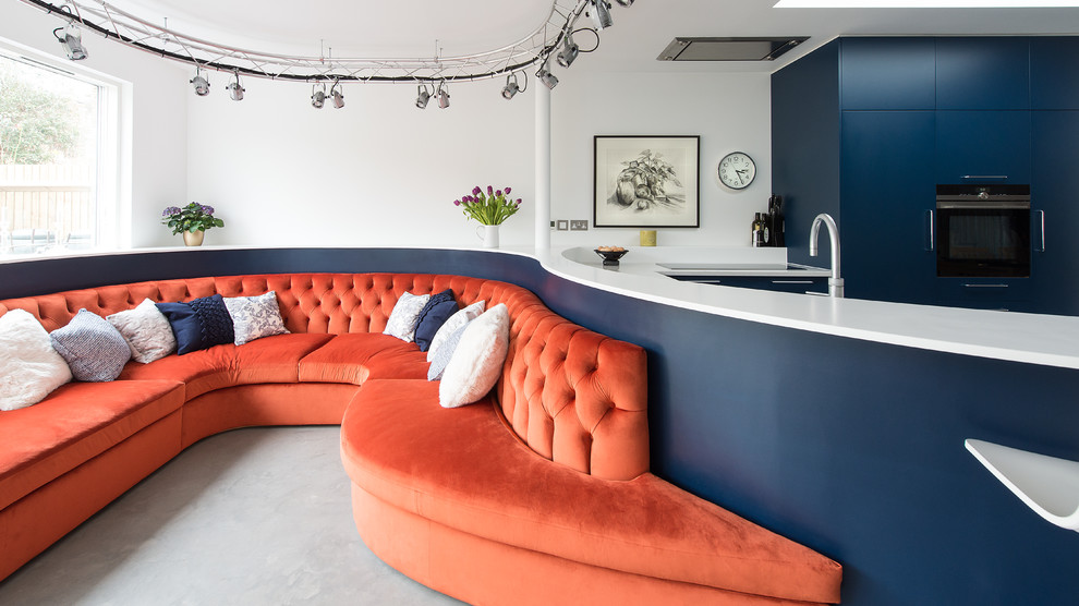 Mittelgroßes, Offenes Stilmix Wohnzimmer mit Betonboden und weißer Wandfarbe in London