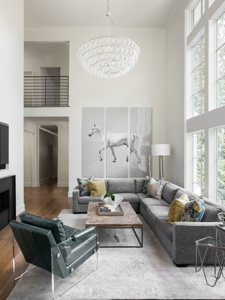 Foto di un soggiorno tradizionale con pareti bianche, pavimento in legno massello medio, camino classico, TV a parete e pavimento marrone