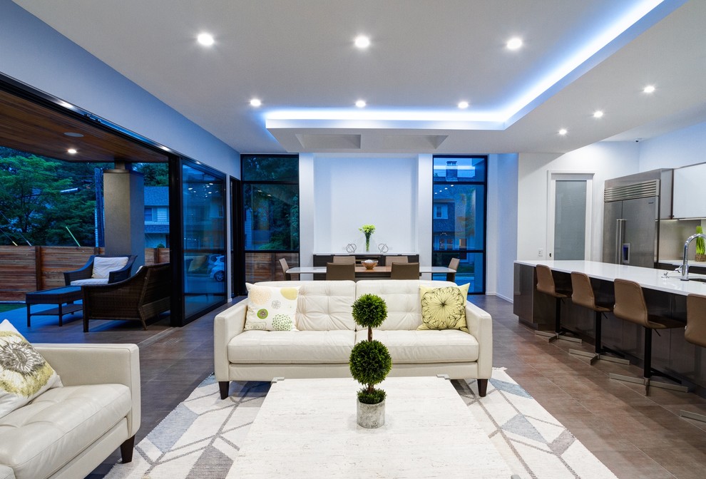 Свежая идея для дизайна: гостиная комната в современном стиле с белыми стенами без камина, телевизора - отличное фото интерьера