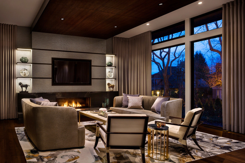 Offenes Modernes Wohnzimmer mit weißer Wandfarbe, dunklem Holzboden, Kaminumrandung aus Stein, braunem Boden und Gaskamin in Vancouver