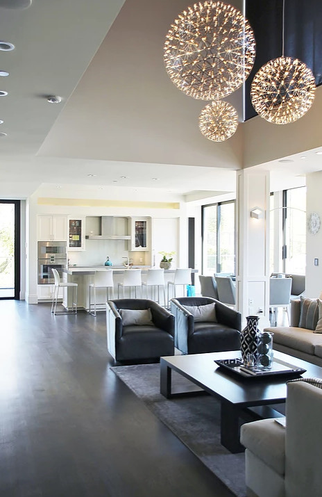 Mittelgroßes, Repräsentatives, Offenes Modernes Wohnzimmer mit weißer Wandfarbe und braunem Boden in Vancouver