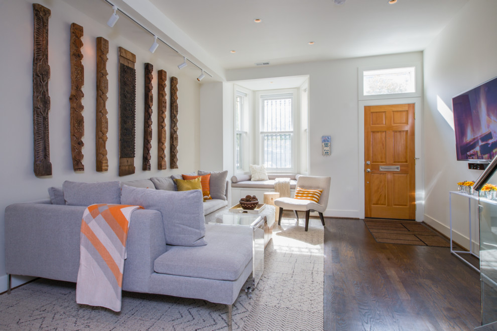 Idee per un piccolo soggiorno contemporaneo con pareti bianche e pavimento in legno massello medio