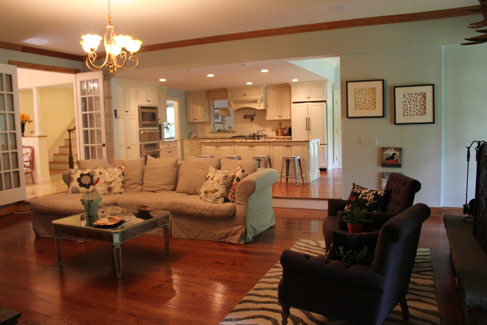Photo of an eclectic living room in Bridgeport.