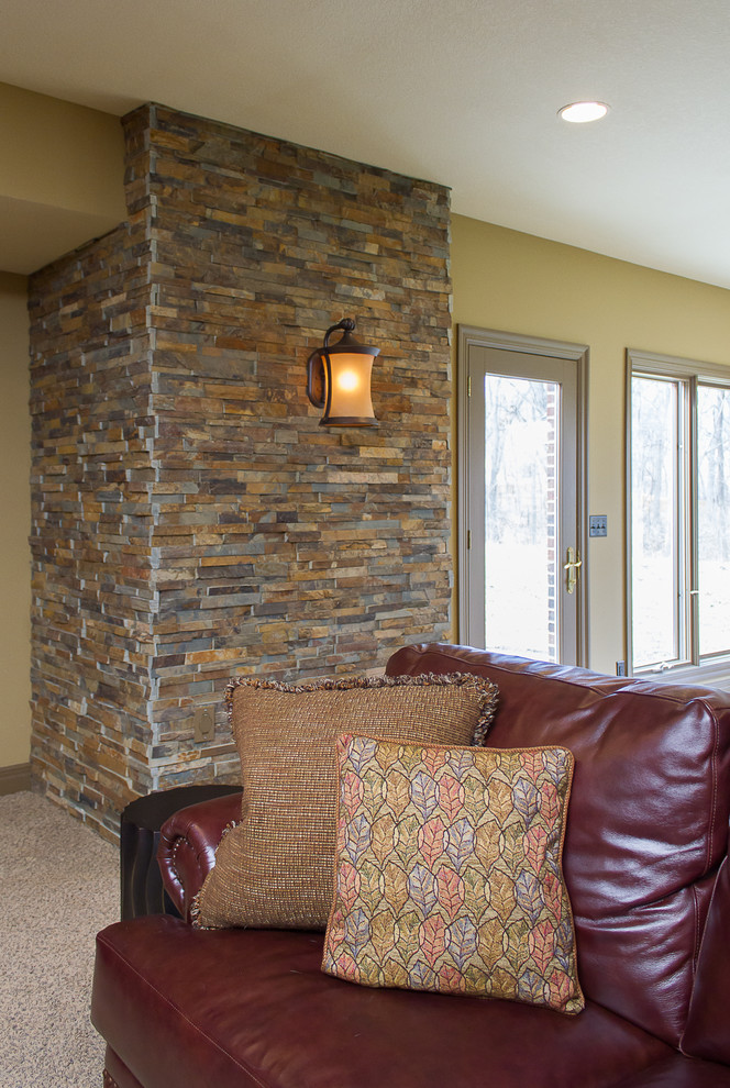 カンザスシティにある高級な広いトラディショナルスタイルのおしゃれなリビング (茶色い壁、カーペット敷き、標準型暖炉、タイルの暖炉まわり、ベージュの床) の写真