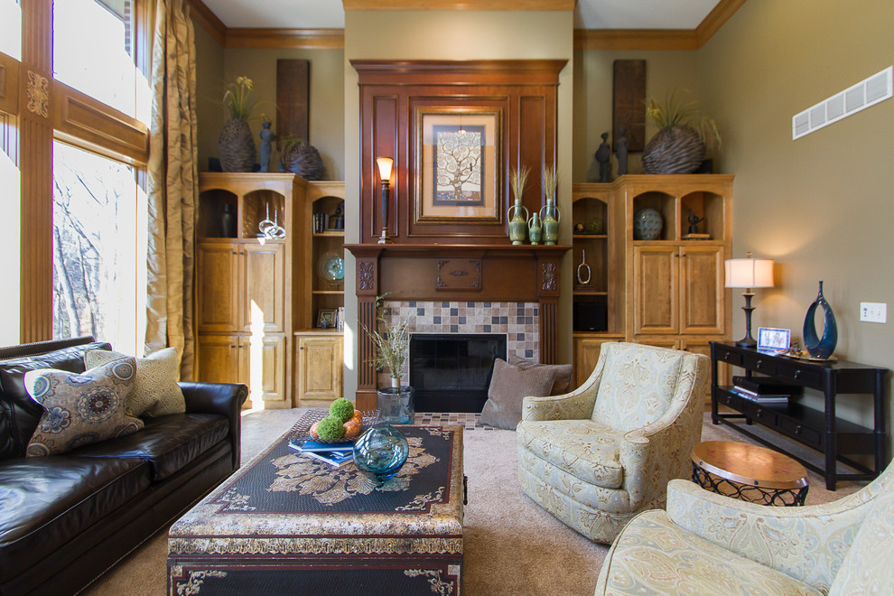 Стильный дизайн: большая парадная, открытая гостиная комната в классическом стиле с коричневыми стенами, ковровым покрытием, стандартным камином, фасадом камина из плитки и бежевым полом - последний тренд