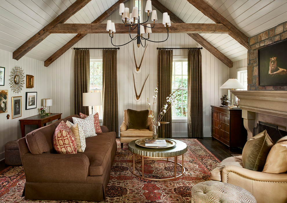Idée de décoration pour un salon champêtre fermé avec un mur blanc, parquet foncé, une cheminée standard et un sol marron.
