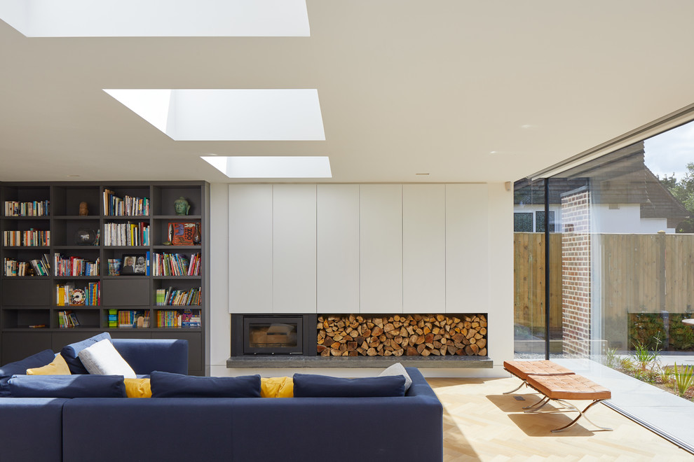 Источник вдохновения для домашнего уюта: открытая гостиная комната в стиле модернизм с белыми стенами, светлым паркетным полом, стандартным камином и бежевым полом