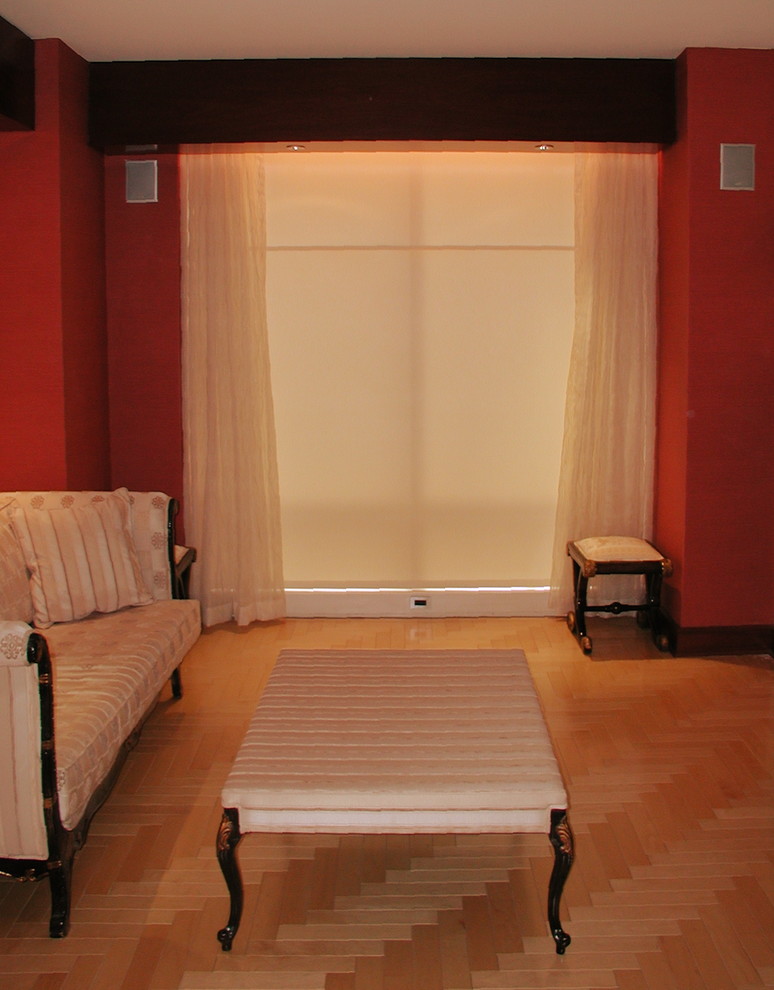 На фото: большая парадная, открытая гостиная комната в современном стиле с красными стенами и светлым паркетным полом без камина, телевизора