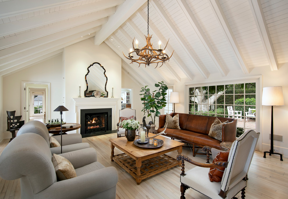 Country Wohnzimmer mit weißer Wandfarbe, hellem Holzboden, Kamin und beigem Boden in Santa Barbara
