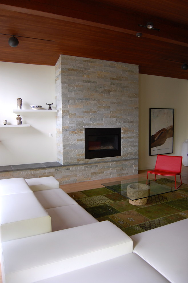 Свежая идея для дизайна: открытая гостиная комната в современном стиле с белыми стенами, светлым паркетным полом, горизонтальным камином и фасадом камина из камня - отличное фото интерьера