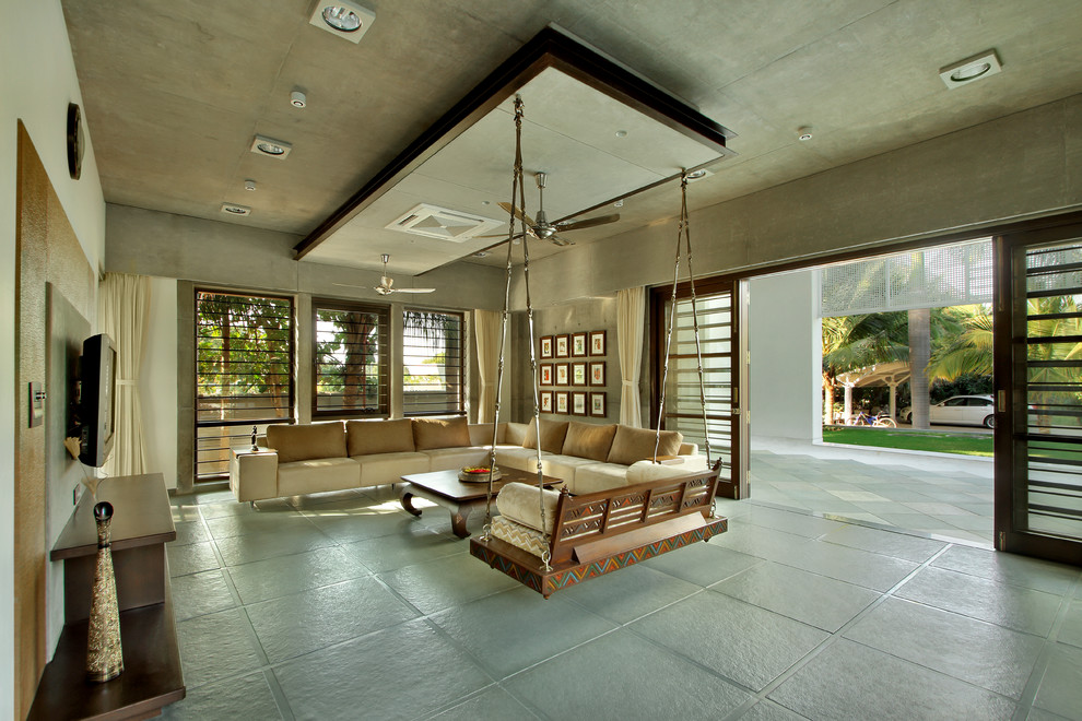 Diseño de salón tropical con paredes grises