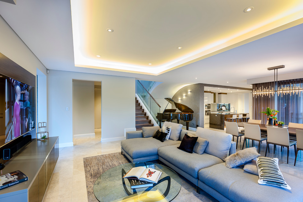 Offenes Modernes Wohnzimmer mit grauer Wandfarbe und freistehendem TV in Perth
