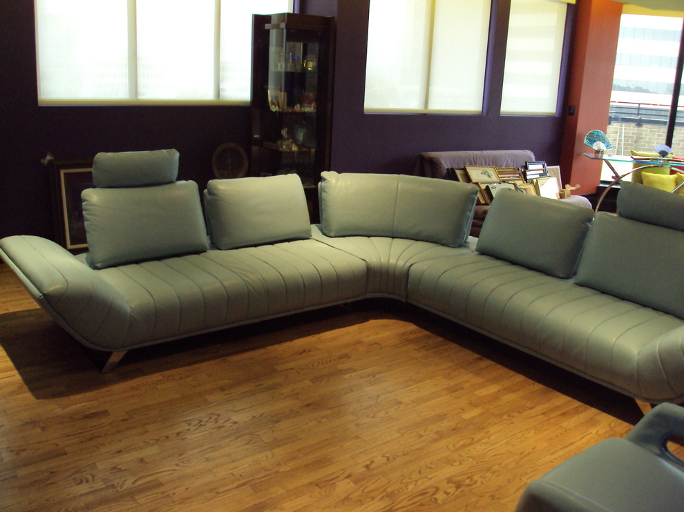 Idee per un soggiorno minimal con pareti viola e parquet chiaro