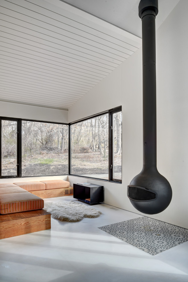 Cette photo montre un salon moderne ouvert avec un mur blanc, cheminée suspendue, un sol blanc, un plafond voûté et du lambris de bois.
