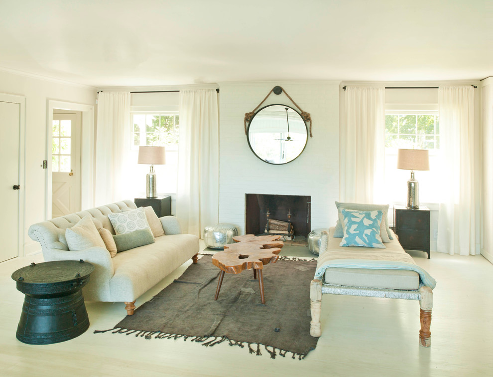 Пример оригинального дизайна: гостиная комната в стиле модернизм с белыми стенами и красивыми шторами