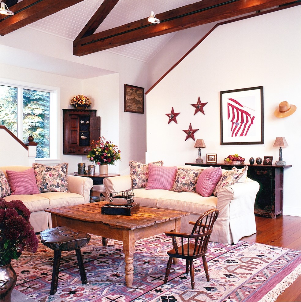 Großes, Fernseherloses Country Wohnzimmer mit weißer Wandfarbe, braunem Holzboden, Kamin und Kaminumrandung aus Stein in New York