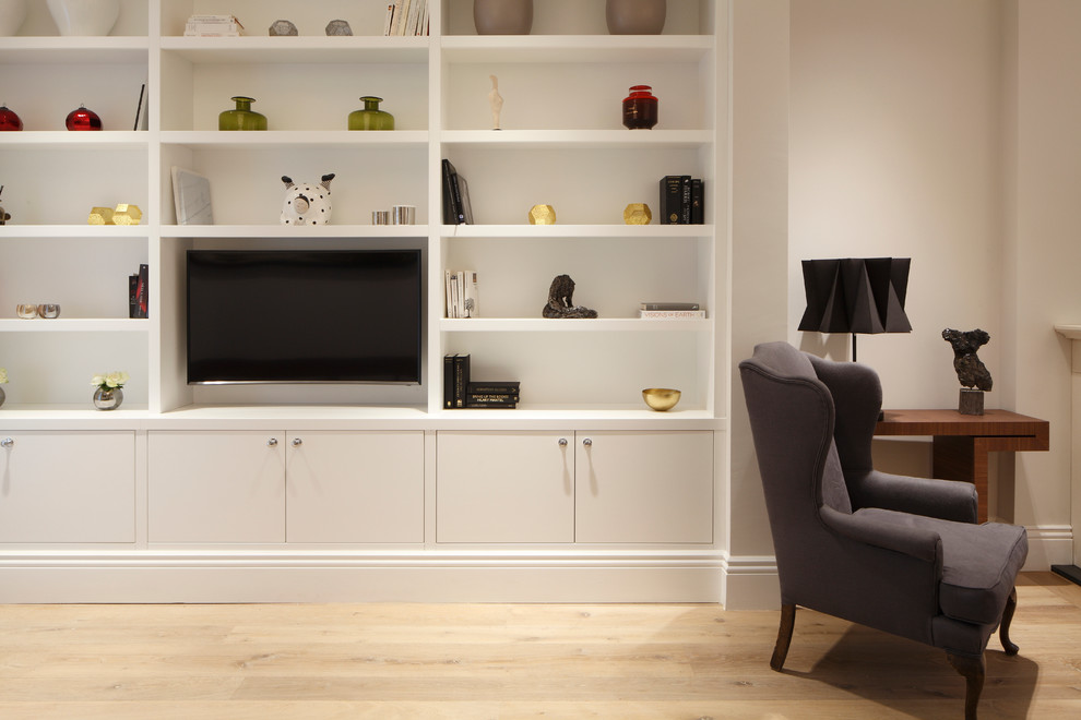Cette image montre un salon minimaliste de taille moyenne et fermé avec un mur blanc, parquet clair, une cheminée standard et un téléviseur encastré.